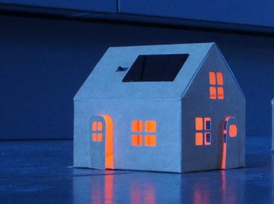 Maison en carton veilleuse solaire - Allumée le soir