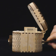 Maquette en bois Coffre au trésor Ouverture mécanique 12 cm 158 pièces LK502 Rokr