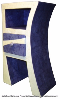 Le chevet en carton Hasiane ralis par Marie-Jos - Dcoration papier artisanal bleu et blanc