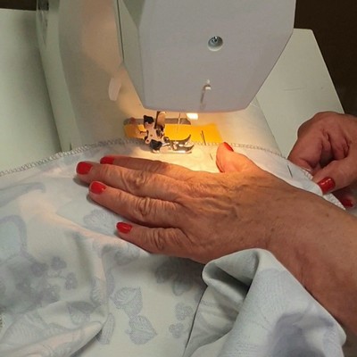 atelier confection matelas de sol en tissu couture  la machine